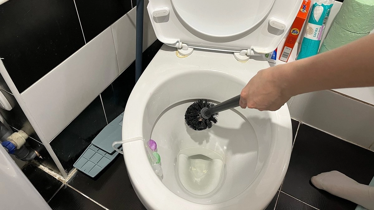 В туалете постоянно течёт вода - что делать?